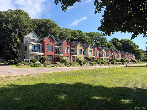 219 N Lakeshore Blvd #5, Marquette, MI 49855