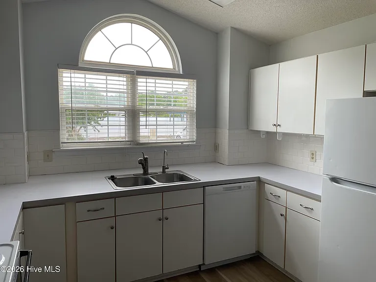480 Saltaire Dr SW — Photo 11