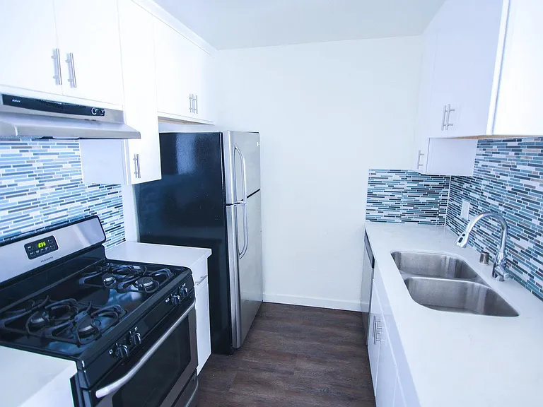Marathon Apartments — Photo 8