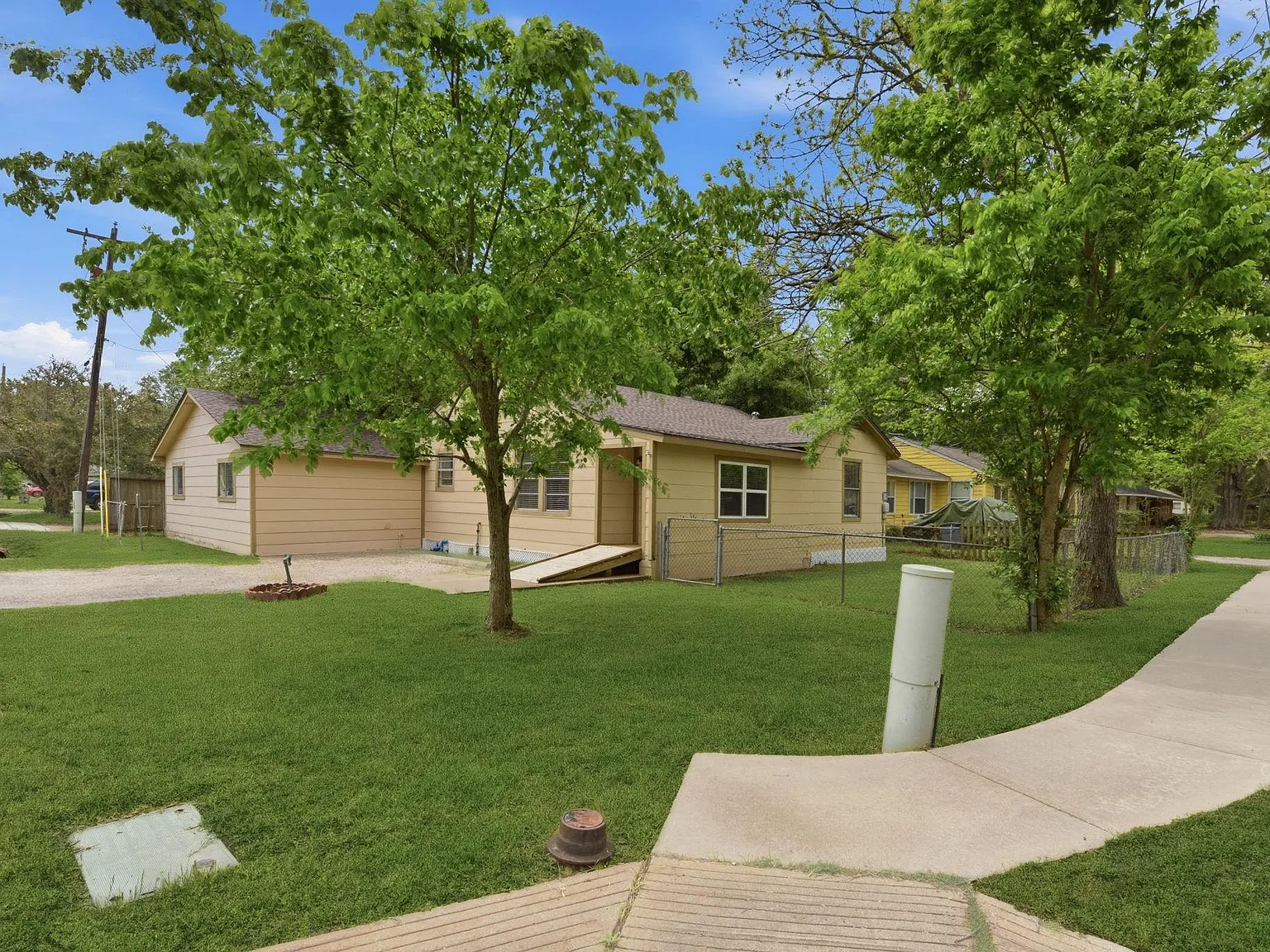 4 bed, 2.0 bath, 1490 sqft, $1,849 — Photo 4