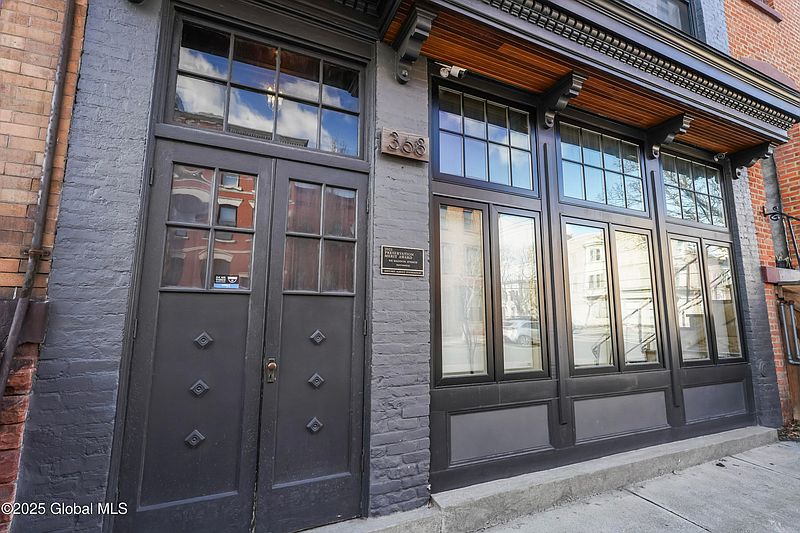 3rd image of 368 Madison Avenue