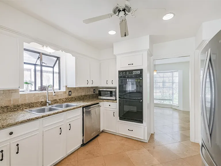 12223 Old Oaks Dr — Photo 5