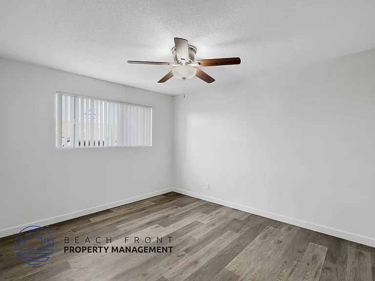1576 Elm Ave — Photo 12