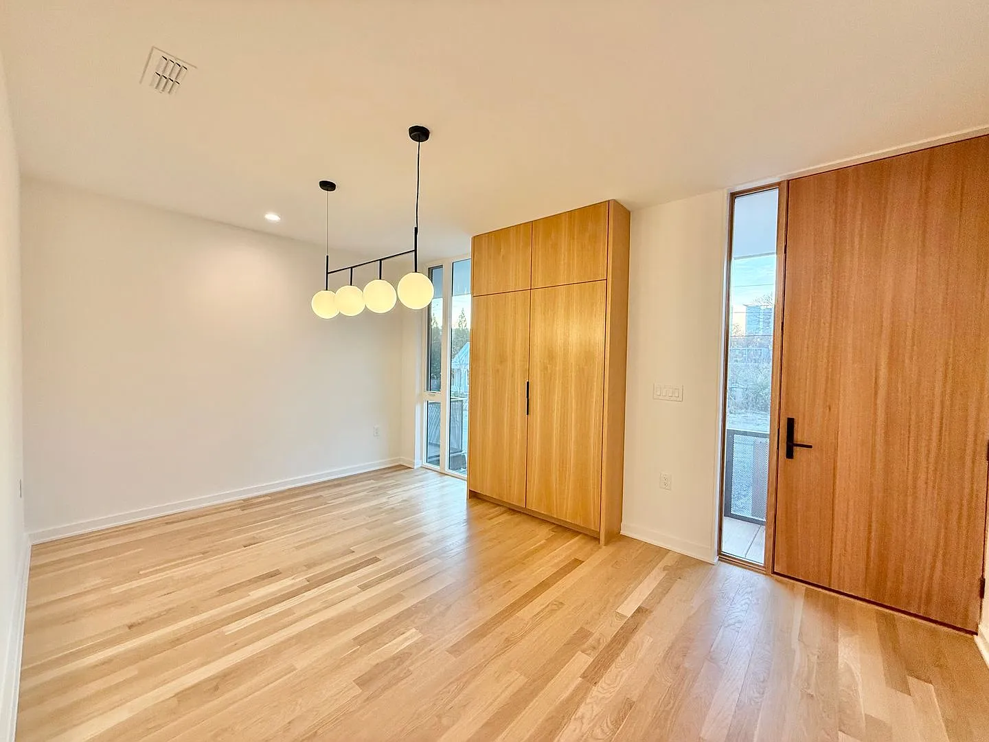 Beautiful 4BD, 3.5BA Downtown Raleigh Luxury Townhome with an Additional Bonus Room, Walkable to ... — Photo 2