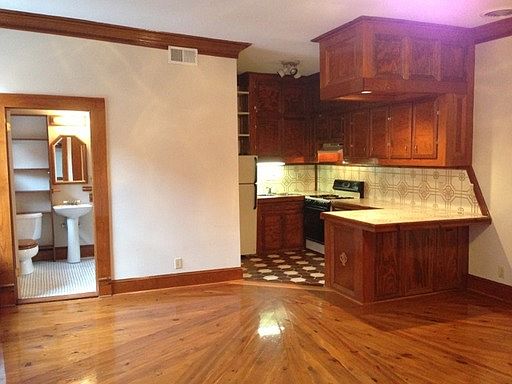 2nd image of 602 S Elm St APT 5