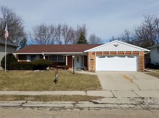 902 E 19th St, Sterling, IL 61081
