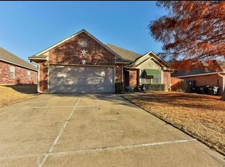 637 NW 20th St, Moore, OK 73160