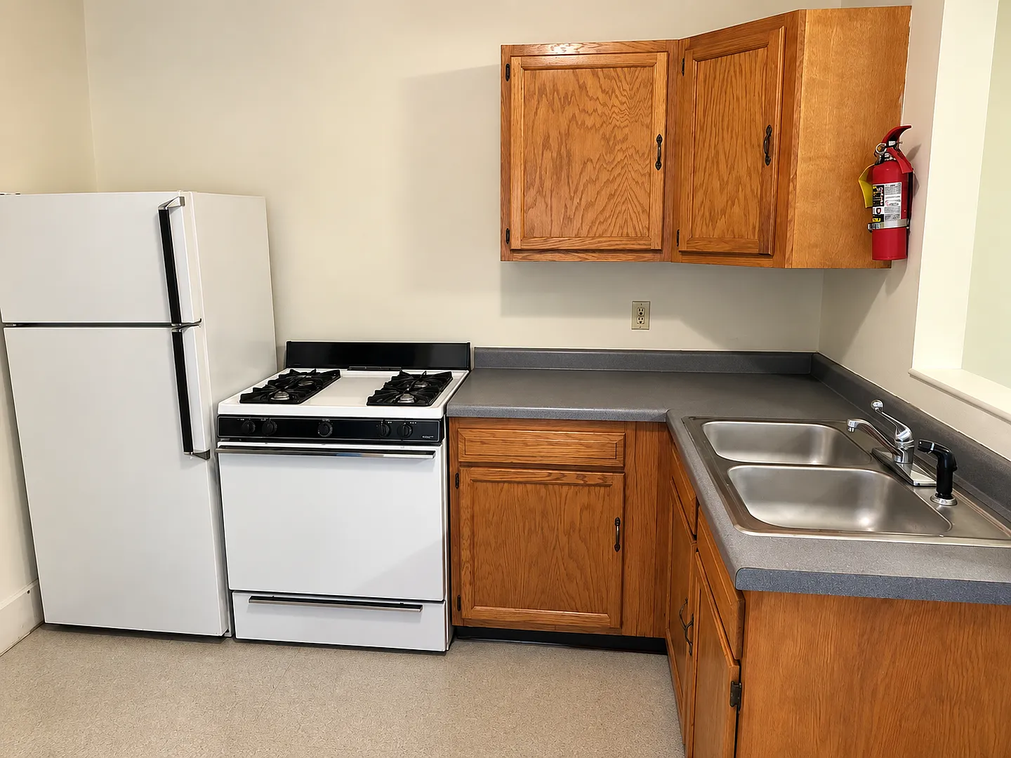610 W Elm St — Photo 3