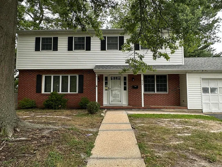 422 W Lake Ave — Photo 1