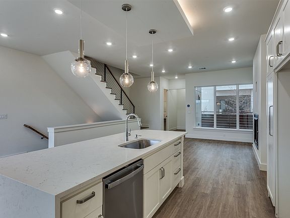 4th image of 341 College Ave