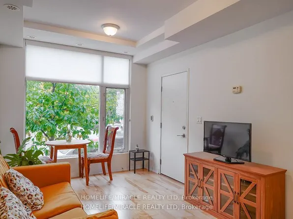 1331 Gerrard St E #2, Toronto, ON M4L 1Y8