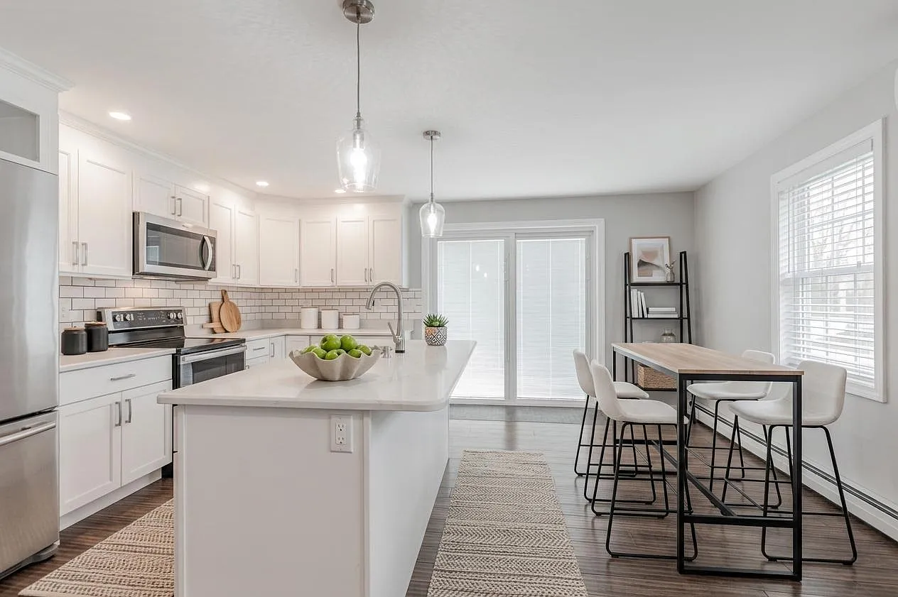 15 Brian Avenue - R — Photo 2