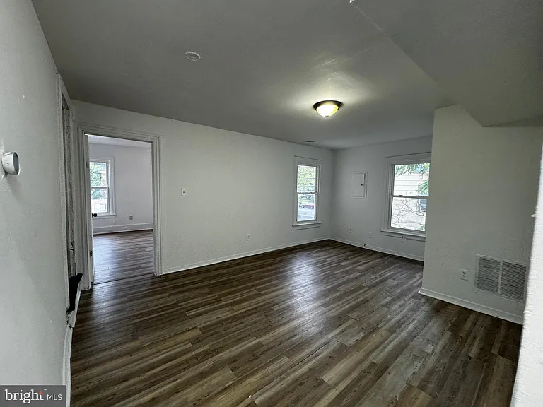323 Vine St E #B — Photo 8