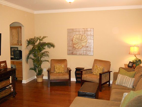 Great living room with small office area walk through