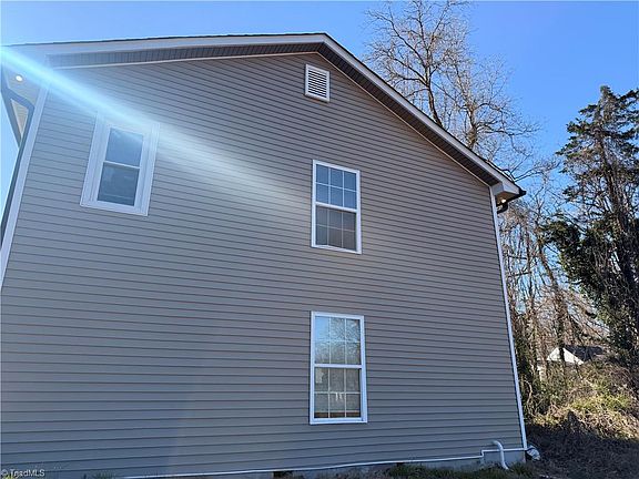 3rd image of 2421 Daisy St