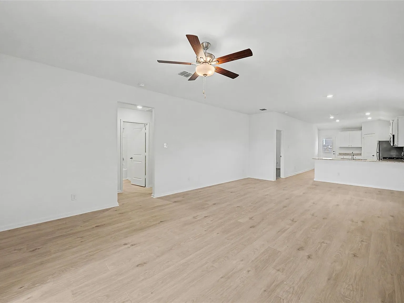 3 bed, 2.0 bath, 1580 sqft, $2,295 — Photo 2