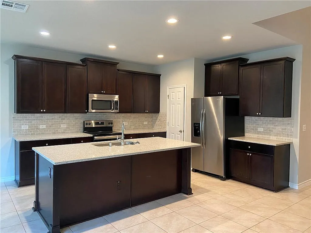 5 bed, 3.0 bath, 2656 sqft, $2,350 — Photo 2
