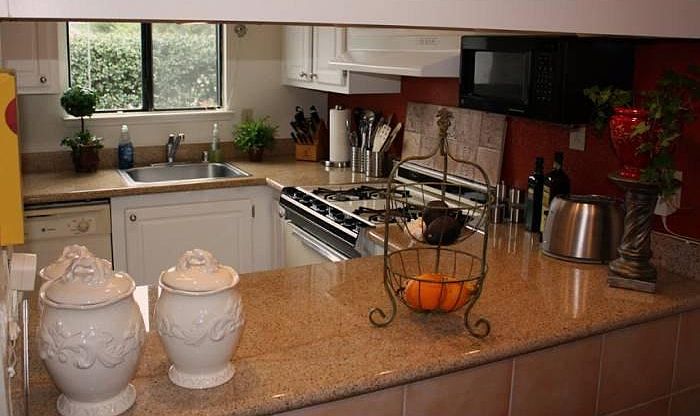 Kitchen w/granite