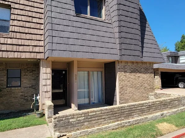 207 E Harwood Rd, Euless, TX 76039