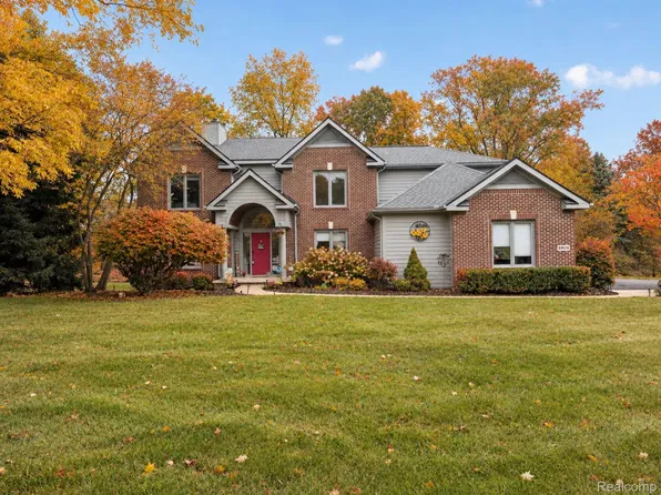 8805 Pebble Creek Dr, Pinckney, MI 48169