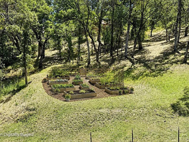 1049 Woodside Ln — Photo 43