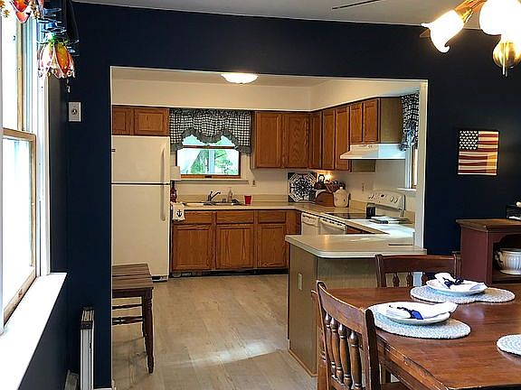 Dinning Room to Kitchen
