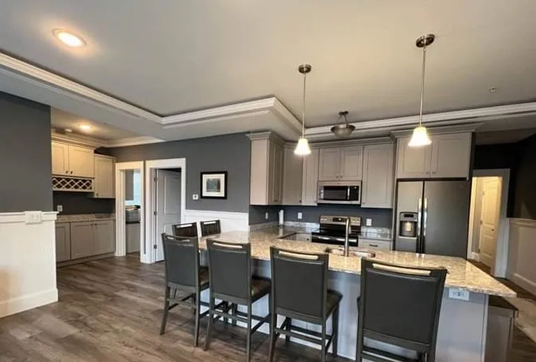 2 BR w/den kitchen