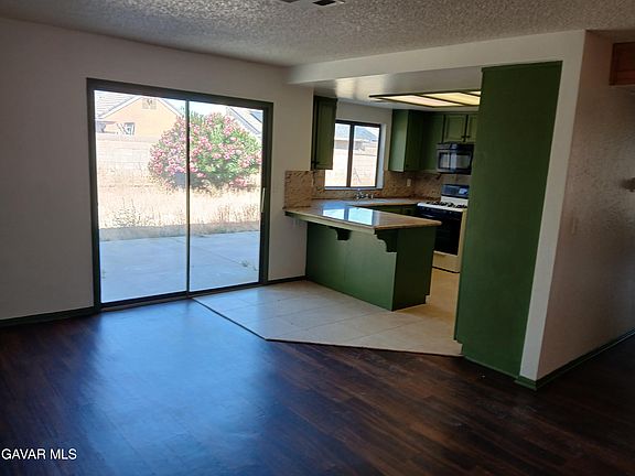 5th image of 44603 Grove Ln