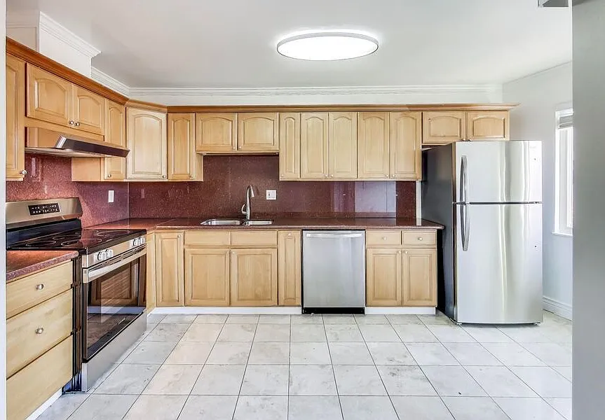 Large, top floor two bed, two bath with balcony and garage parking! — Photo 2