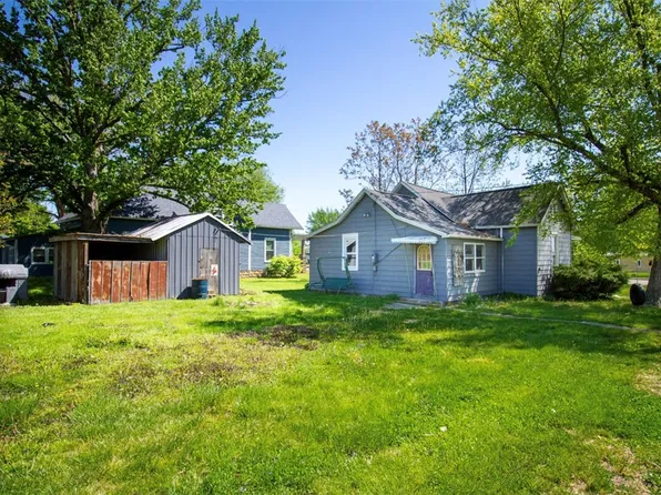 714 S 6th St, Marshall, IL 62441