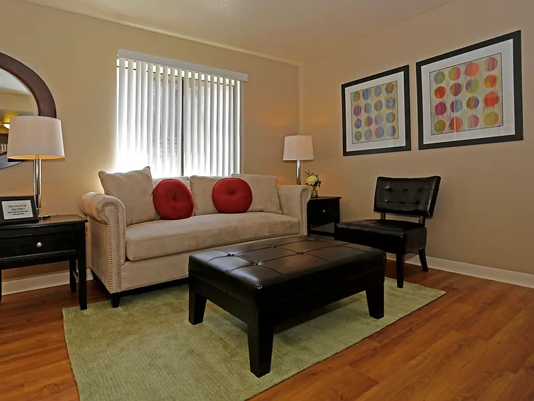 Acacia Apartments — Photo 6