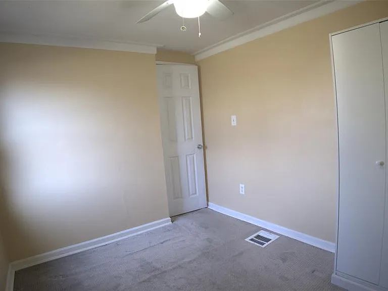 15676 Frazho Rd — Photo 11