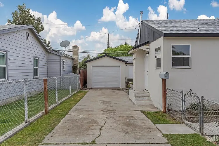 1233 Woodrow Ave #1233 — Photo 3