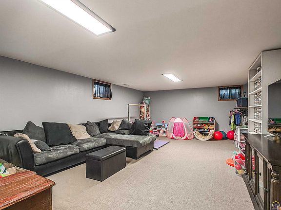 3rd image of 102 Walnut Ct