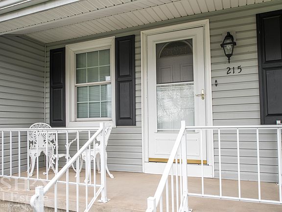 3rd image of 215 Winter St