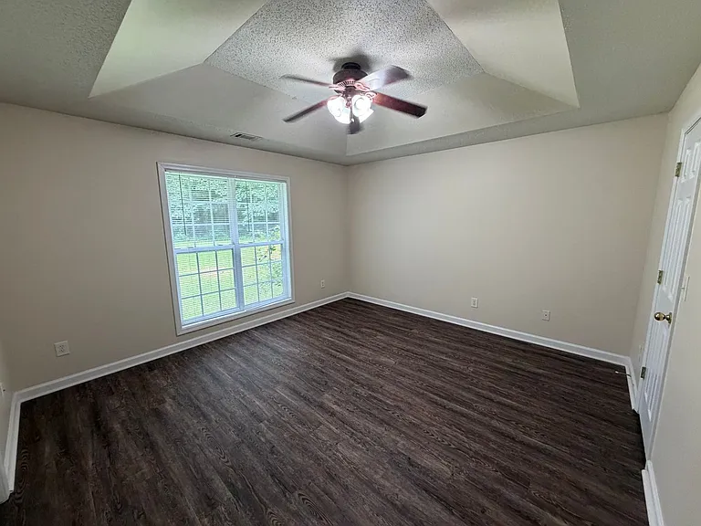 211 Ravenwood Ct — Photo 14