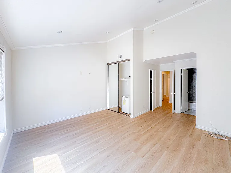 620 W Hyde Park Blvd #313 — Photo 5