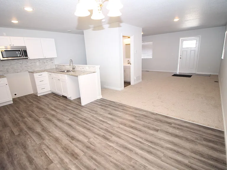 943 E Moreno Ave — Photo 7
