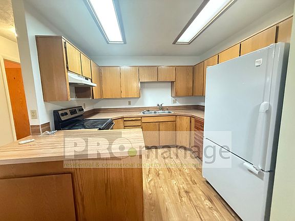 3rd image of 781 Linden Pl