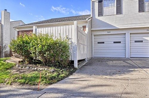 4th image of 7632 Woodview Dr #17