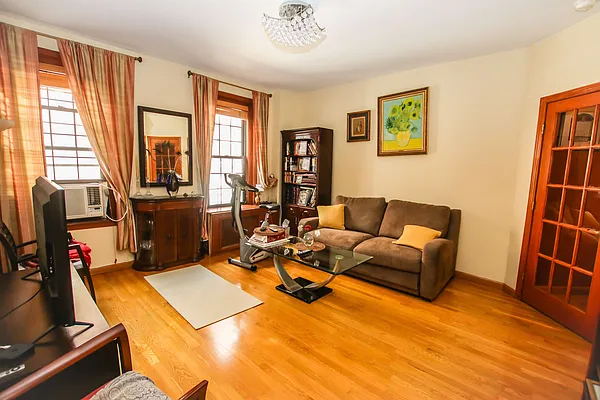 Sold by Remax City Square | media 37