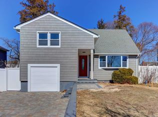 455 N Queens Ave, Massapequa, NY 11758
