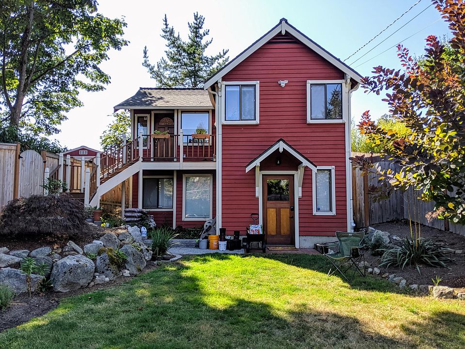 Sweet urban farmhouse in a quiet, safe residential neighborhood.