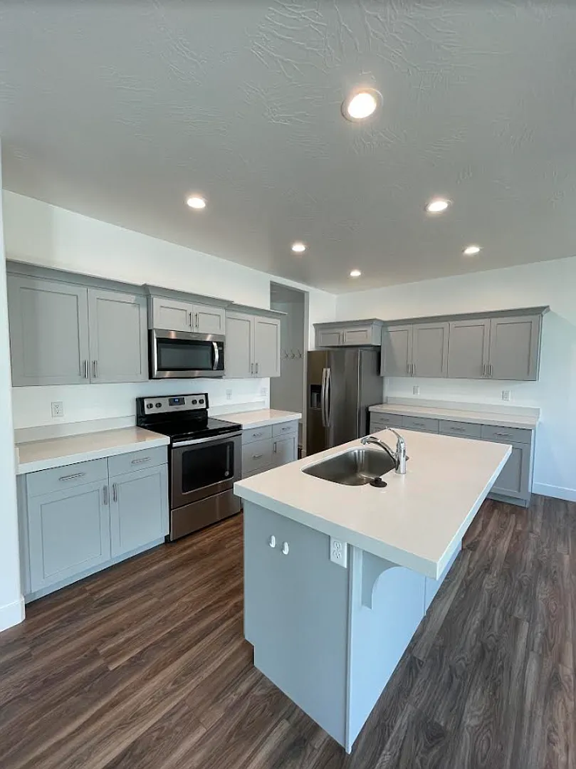 Beautiful 4 bedroom 2.5 bathroom available in Eagle Mountain — Photo 3
