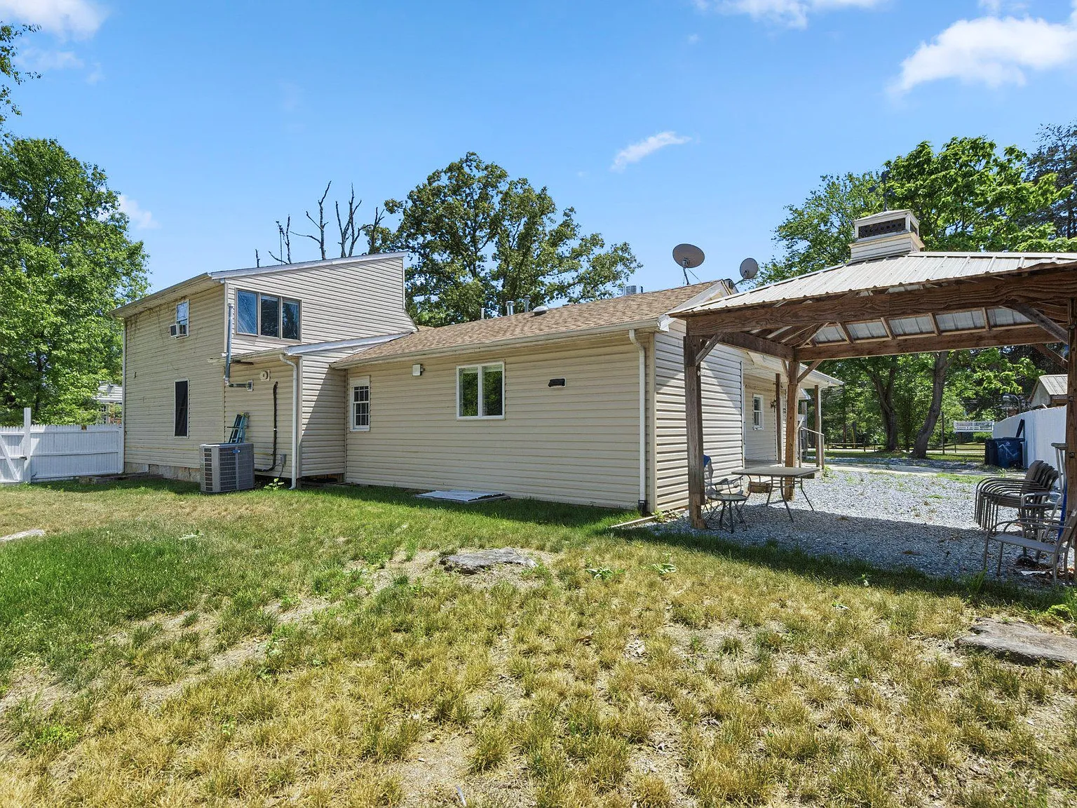 5 bed, 2.5 bath, 3276 sqft, $3,850 — Photo 3
