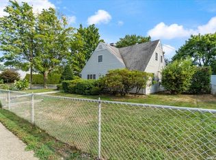 153 Farmedge Rd, Levittown, NY 11756