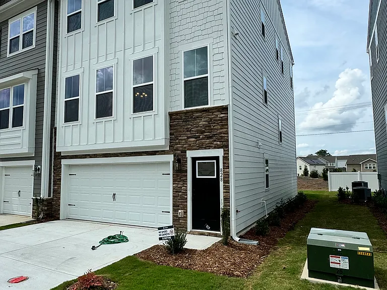 828 Parc Townes Dr — Photo 2