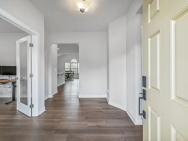 4001 Oglethorpe Dr — Photo 2