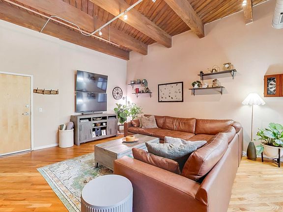 3rd image of 1040 W Adams St Unit 370