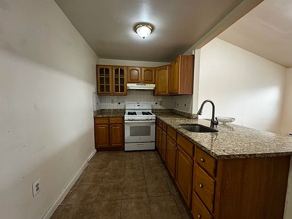 4th image of 20 Dales Ave #2